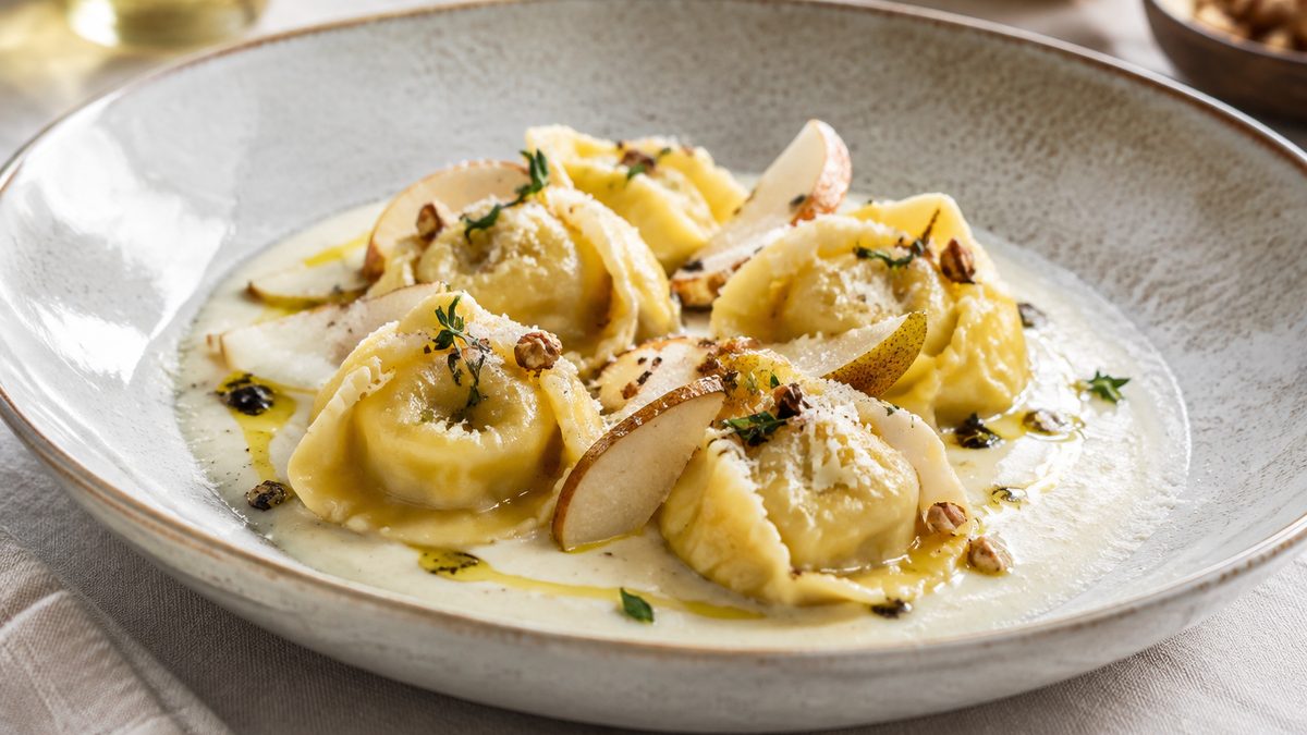 Plato de Fiocchi de Pera y Ricotta con Crema de Parmesano y Aceite de Trufa Blanca